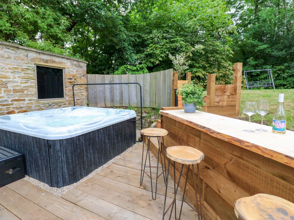 An outdoor area with a hot tub and bar at White House in Durham