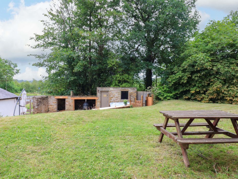 A garden with a picnic table and storage shed at White House in Durham