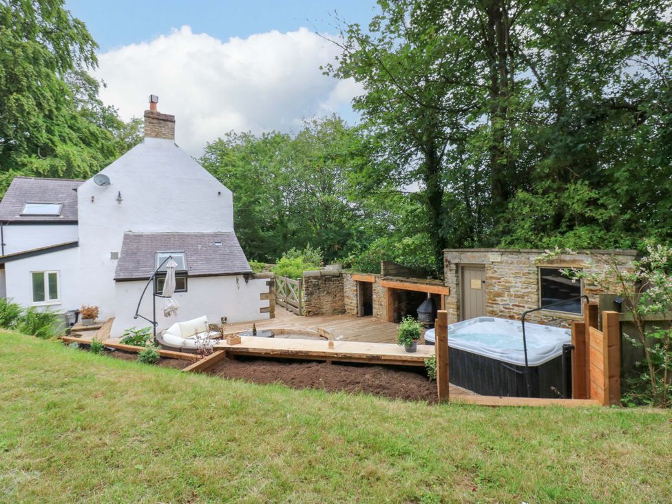 A garden with a hot tub and decking at White House in Durham