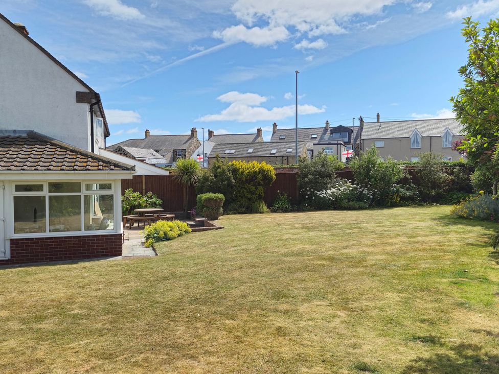 A garden with table and chairs at 13 Seafield Road