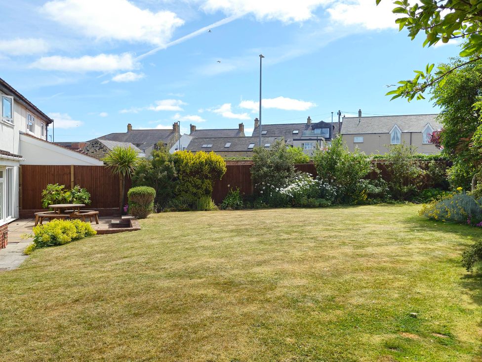 A garden with a table and chairs at 13 Seafield Road