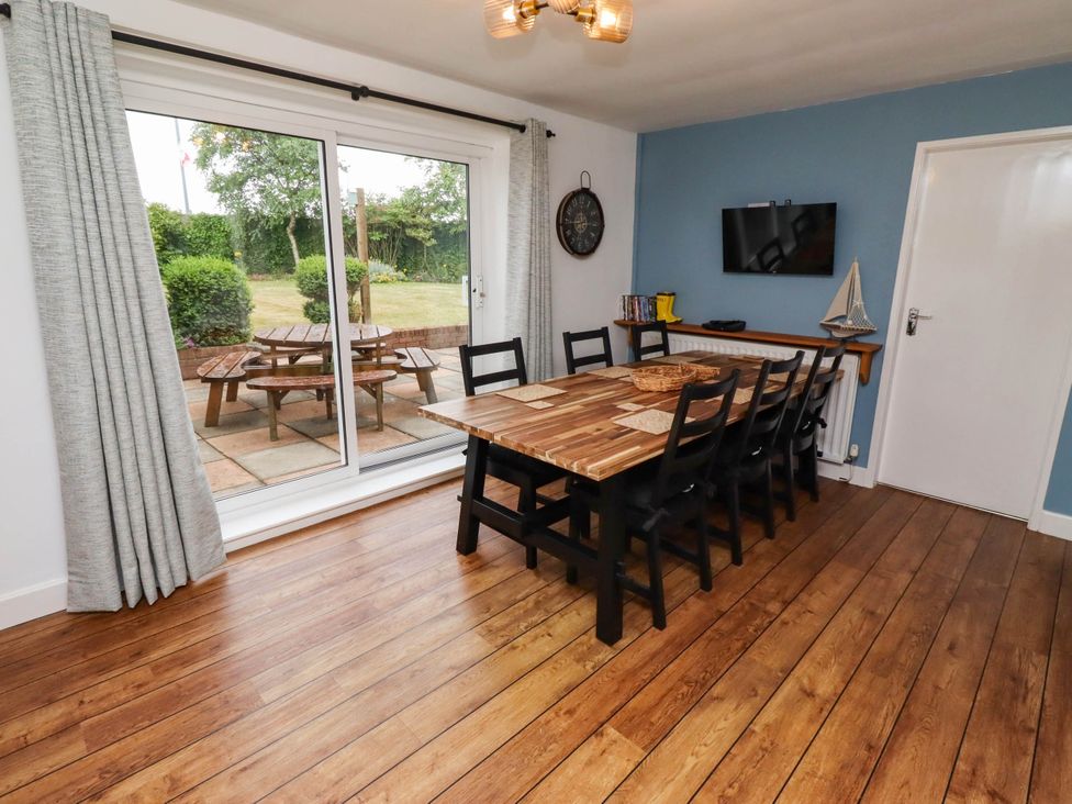 A dining room with a table and chairs at Bari House in Seahouses