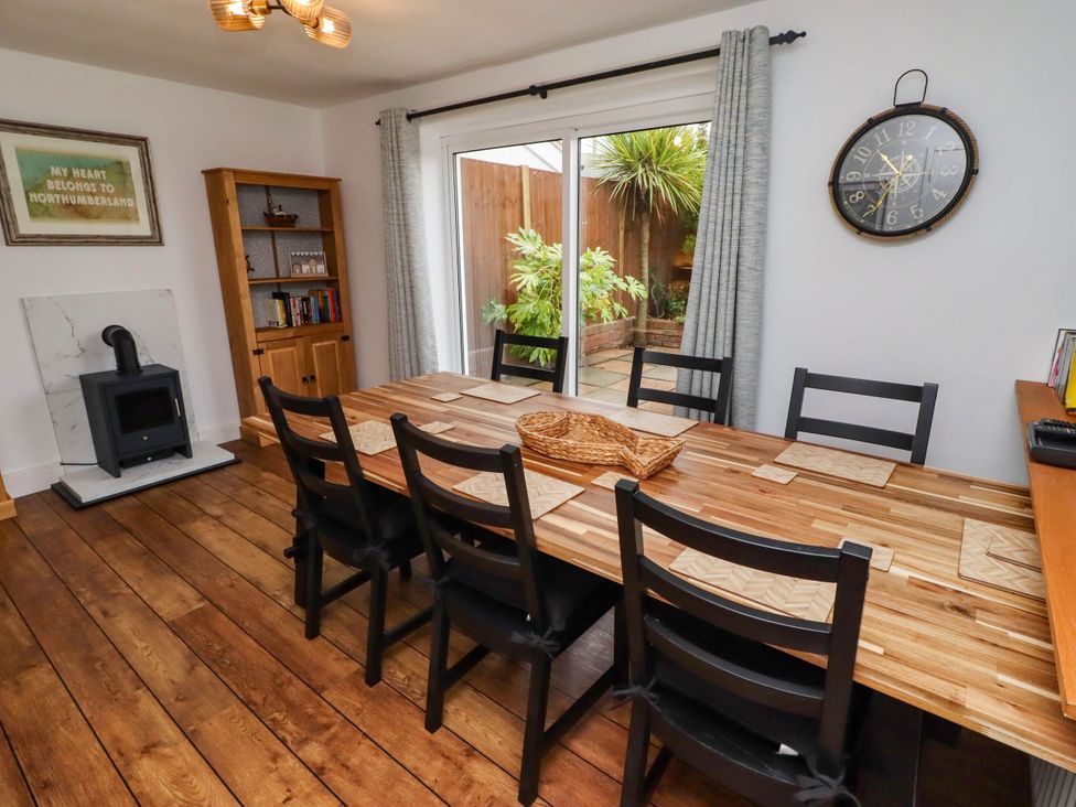 A dining room with a table and chairs at Bari House in Seahouses