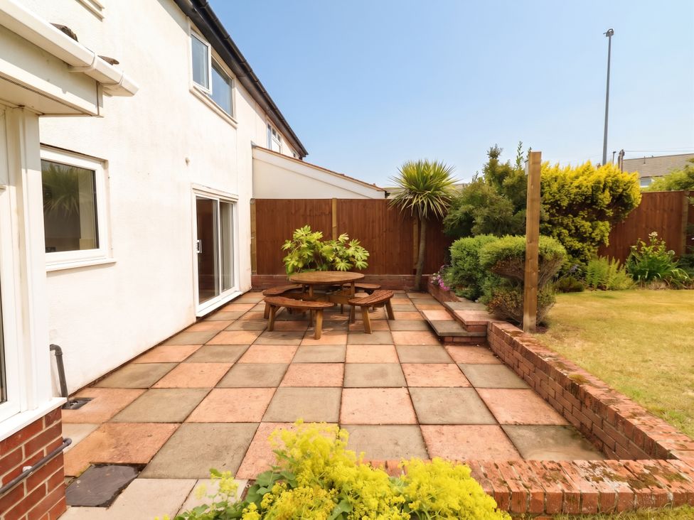 A garden with a patio table and chairs at Bari House in Seahouses