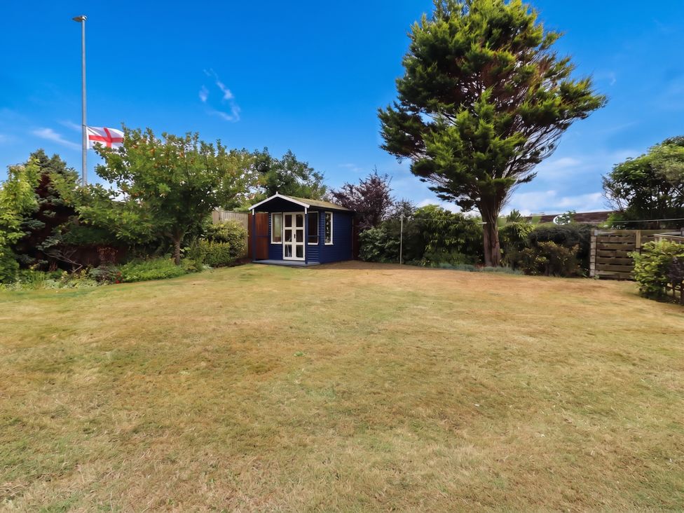 A garden with a shed and a tree at Bari House in Seahouses