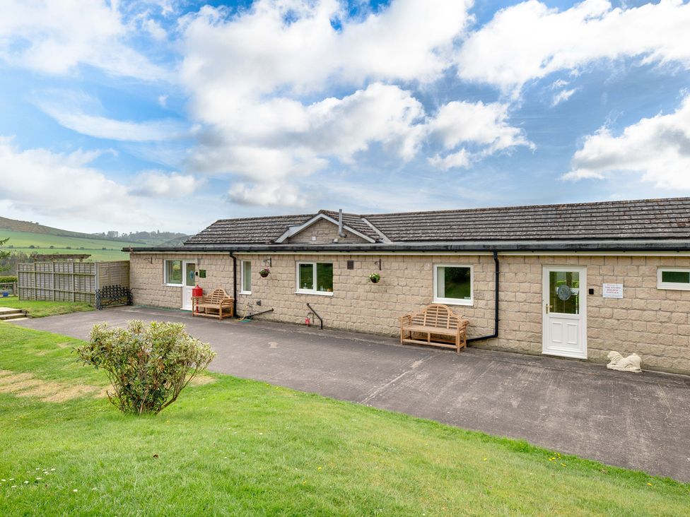 A house with benches and a garden at The Granary in Alnwick