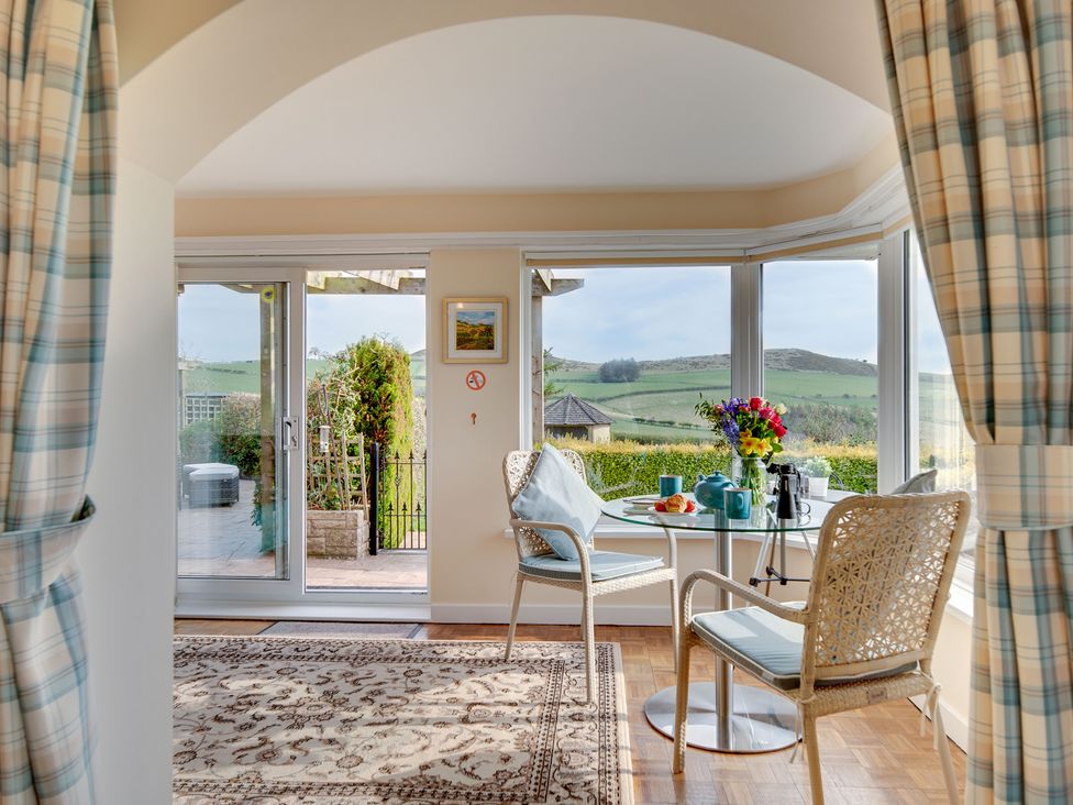 A dining room with a table and chairs at The Granary in Alnwick