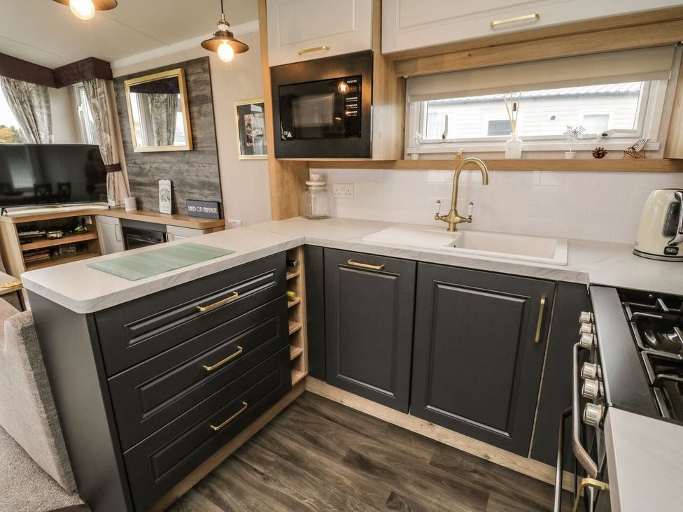 A kitchen with a sink and stove at Kelly's Retreat in Scarborough