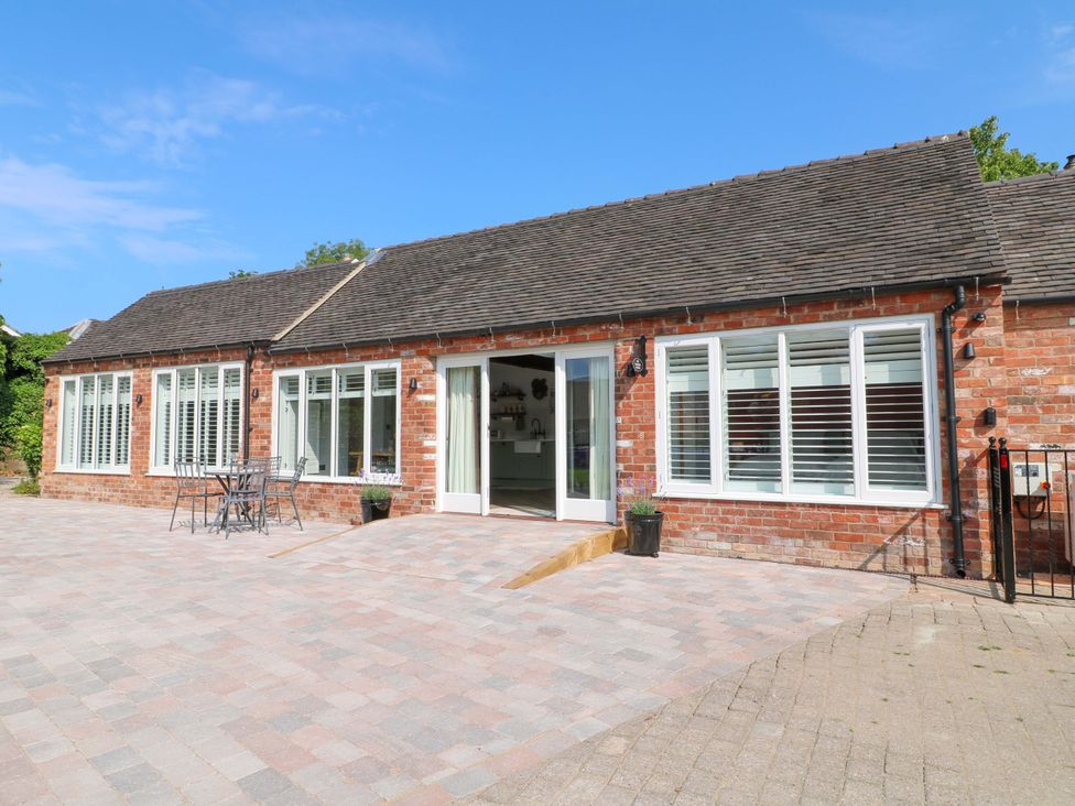 A house with patio furniture at The Canalside Cottage in Derby