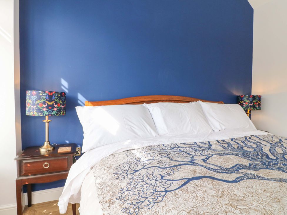 A bedroom with a bed and two lamps at The Canalside Cottage in Derby