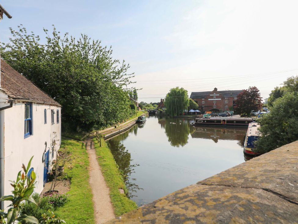 A canal with boats and trees at The Canalside Cottage in Derby