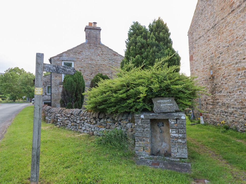 A cottage with a sign at Rosemary Cottage in Leyburn