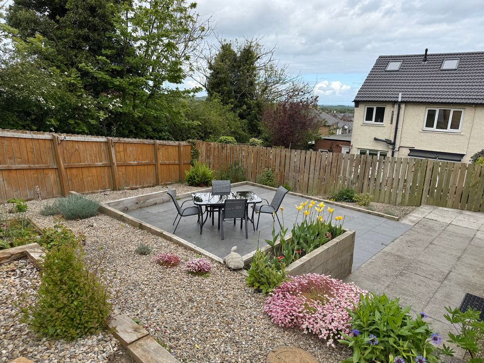 A garden with a table and chairs in the outdoor space at Blakelaw Court in Alnwick