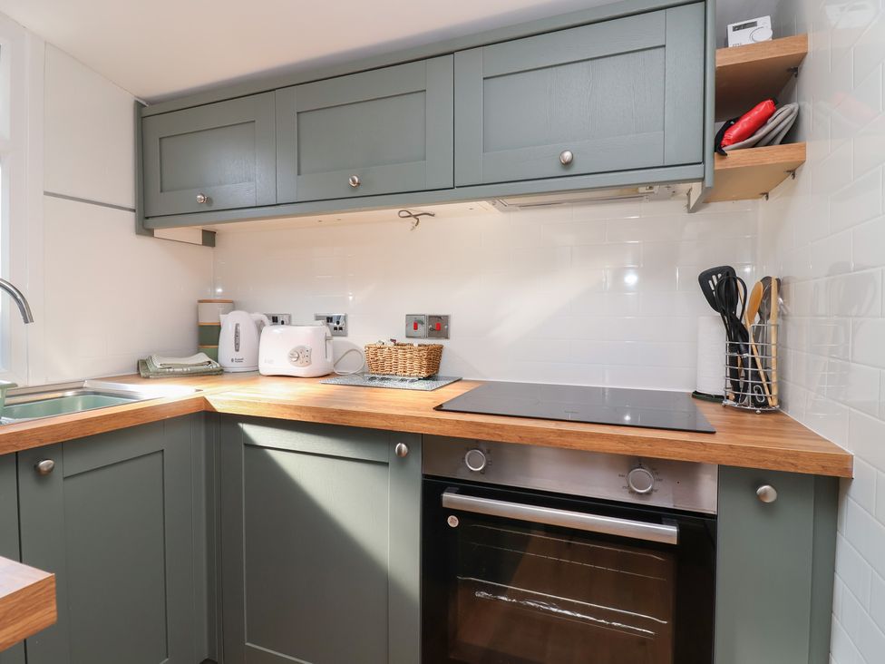 A kitchen with cabinets and appliances at Stella Maris in Torpoint