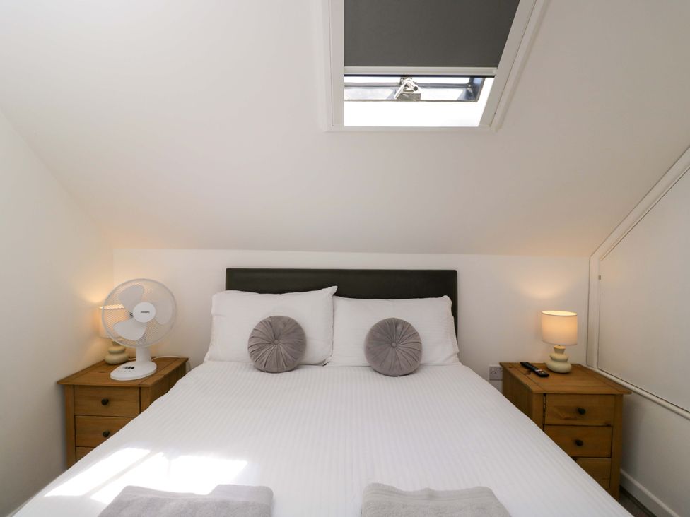 A bedroom with a bed and bedside tables at Barn Cottage in Frome