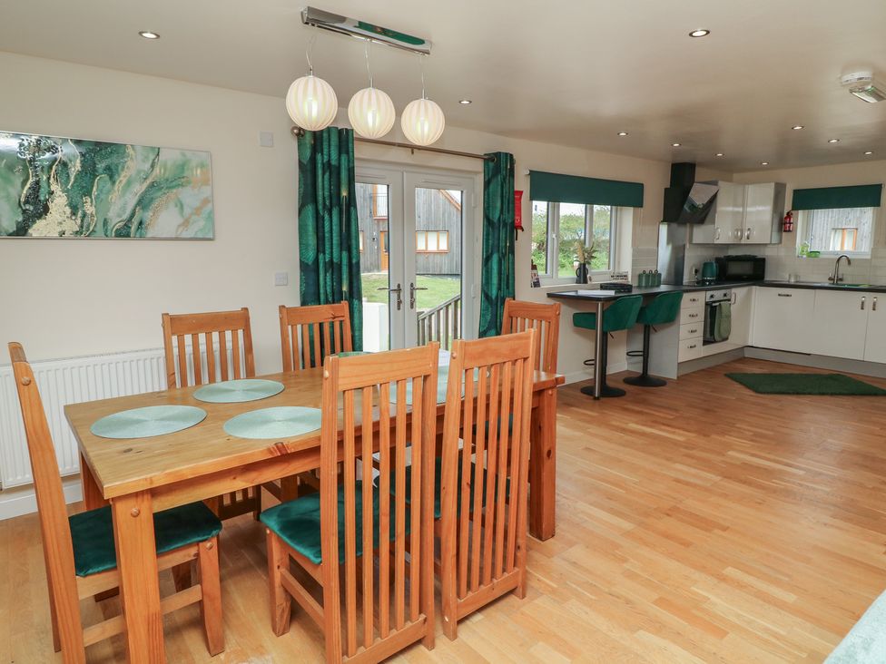 A dining area with a table and chairs at James Ville Marina Lodge 22 in Brigg