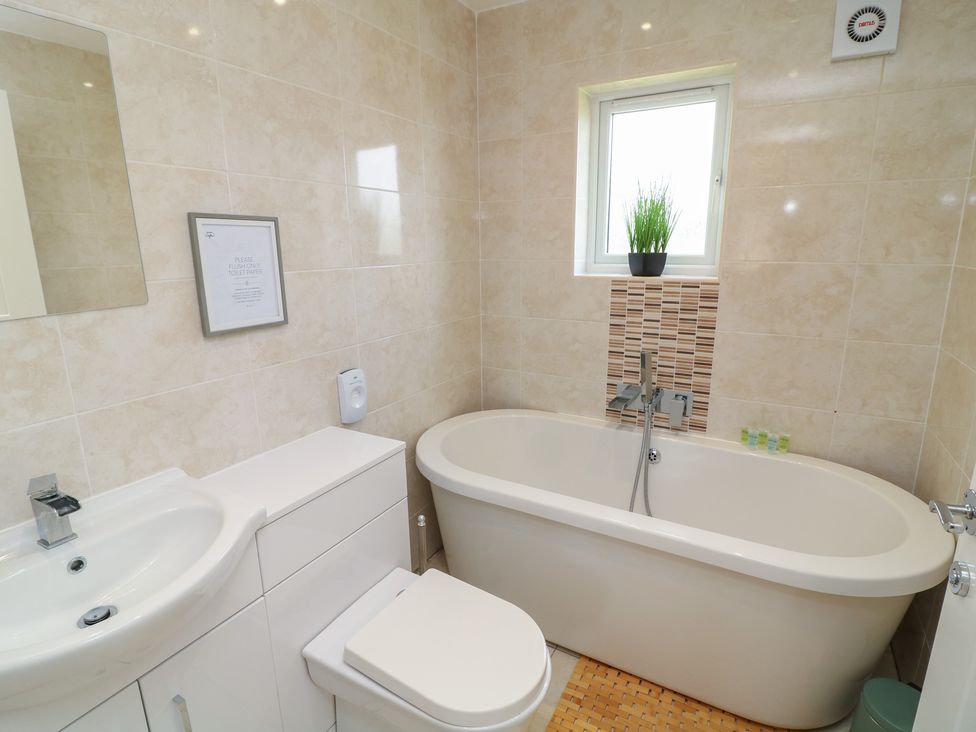A bathroom with a bathtub, wash basin, and toilet at James Ville Marina Lodge 22 Brigg