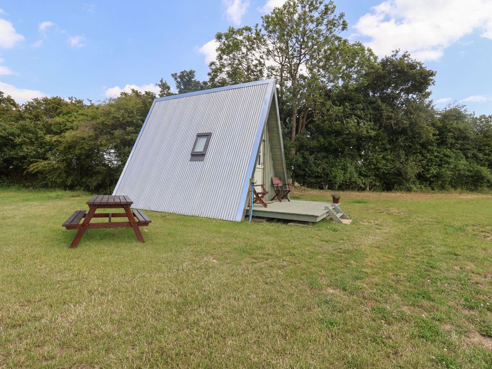 A house with a sloped roof and a table at Robin in Monewden near Otley, Suffolk