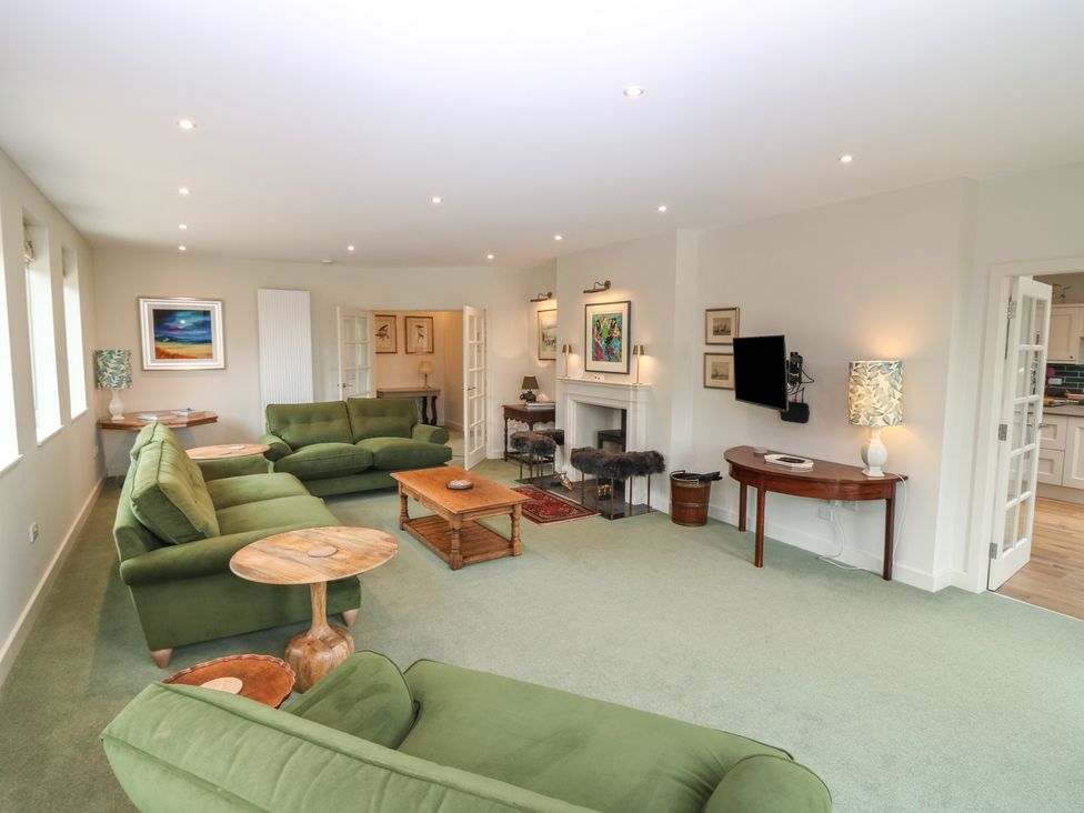 A living room with sofas and a coffee table at Lower Lodge in Cupar