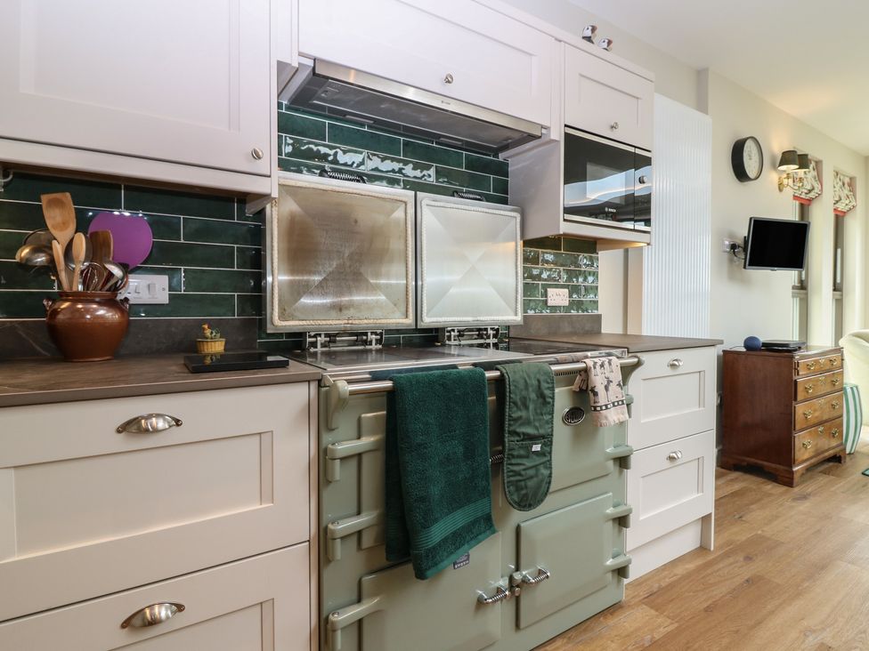 A kitchen with cabinets and cooking range at Lower Lodge in Cupar
