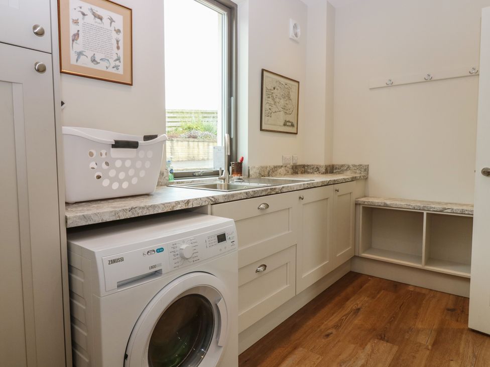 A laundry room with a washing machine and a sink at Lower Lodge in Cupar