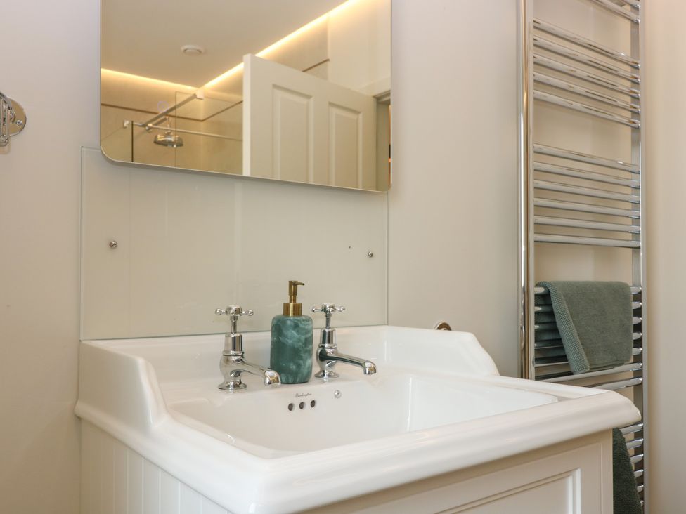 A sink and mirror in a bathroom at Lower Lodge in Cupar