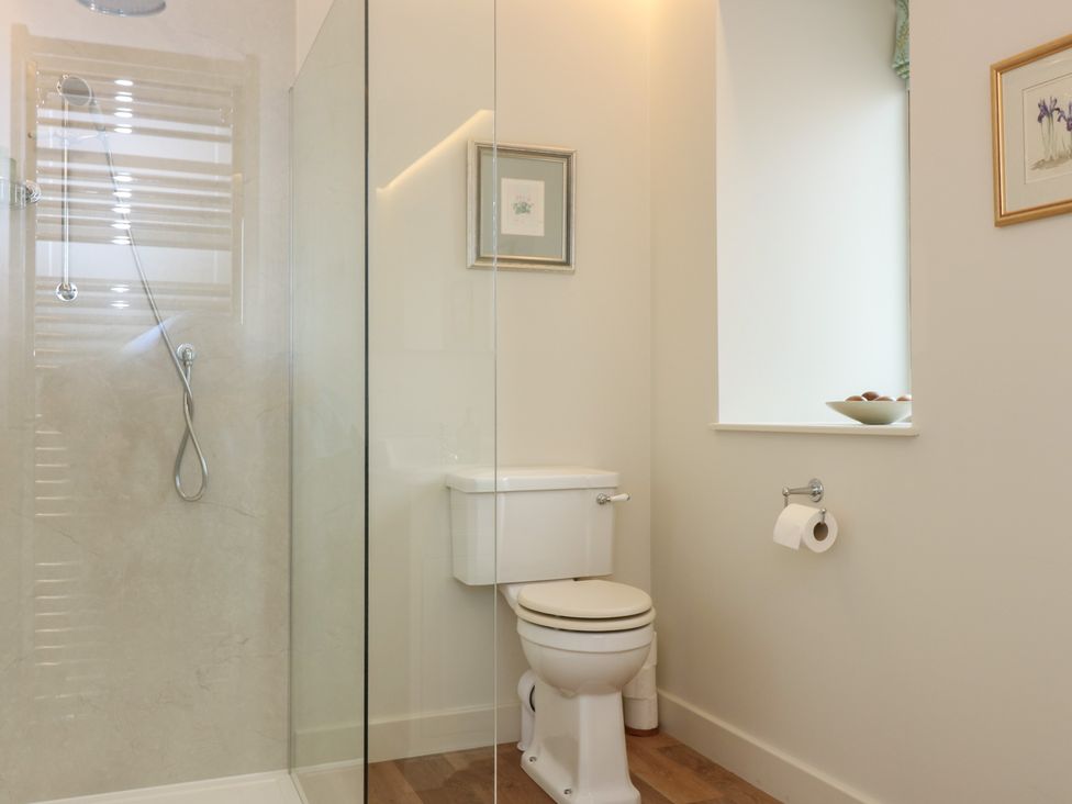A bathroom featuring a shower and toilet at Lower Lodge in Cupar