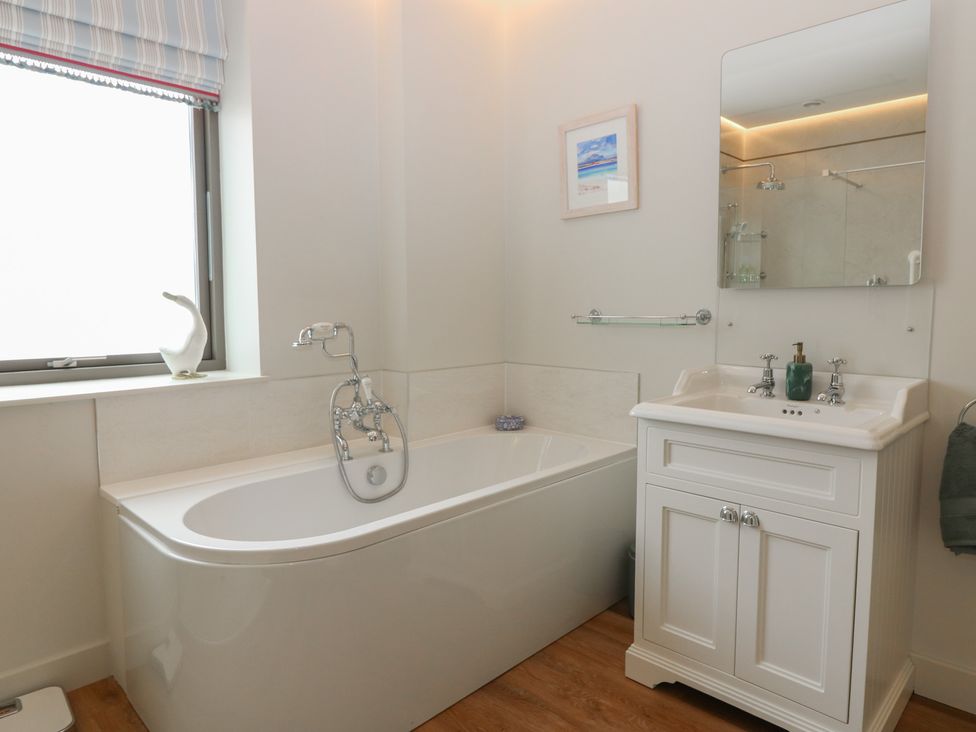 A bathroom with a bathtub and sink at Lower Lodge in Cupar