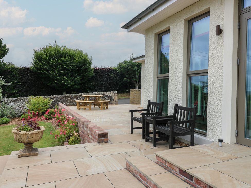 A garden with benches and a table at Lower Lodge in Cupar