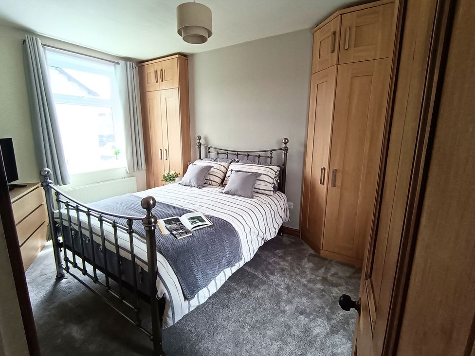 A bedroom with a bed and wardrobe at 14 Lindon Street