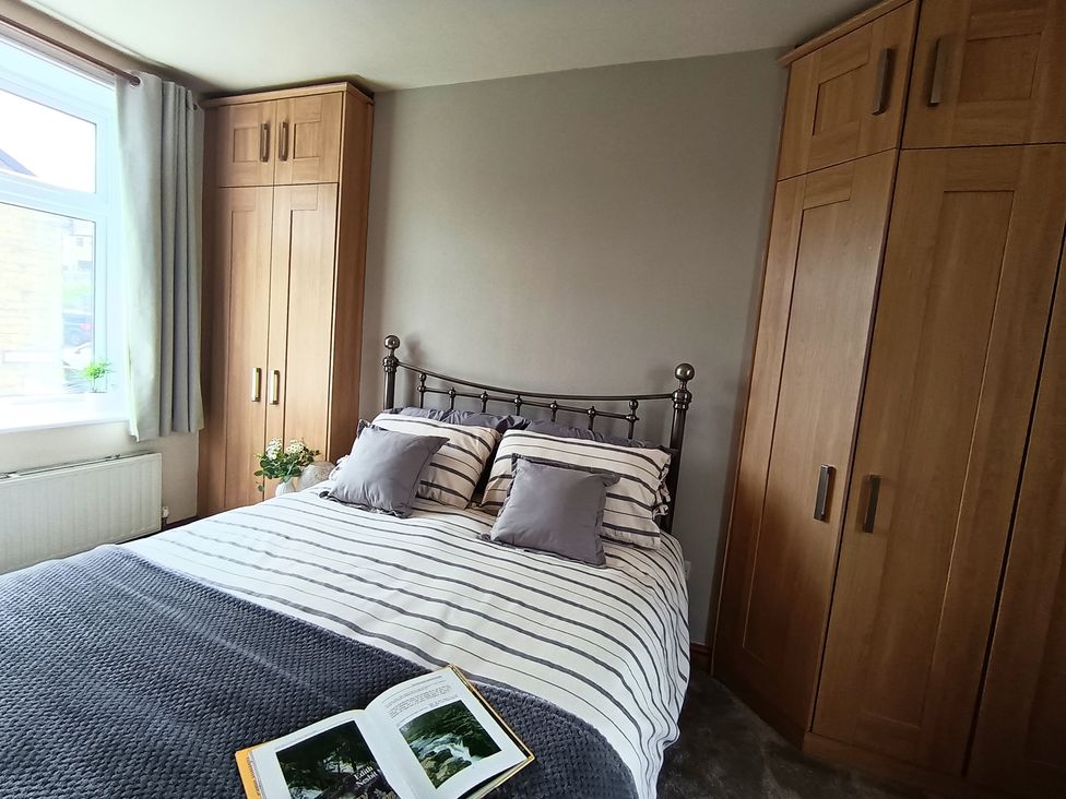 A bedroom with a bed and wardrobe at 14 Lindon Street