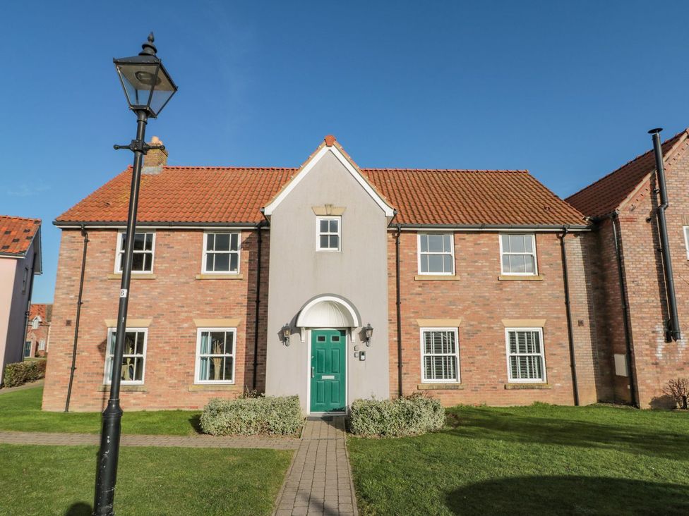 A house with green door and lamp post at Rosie's Retreat in Filey