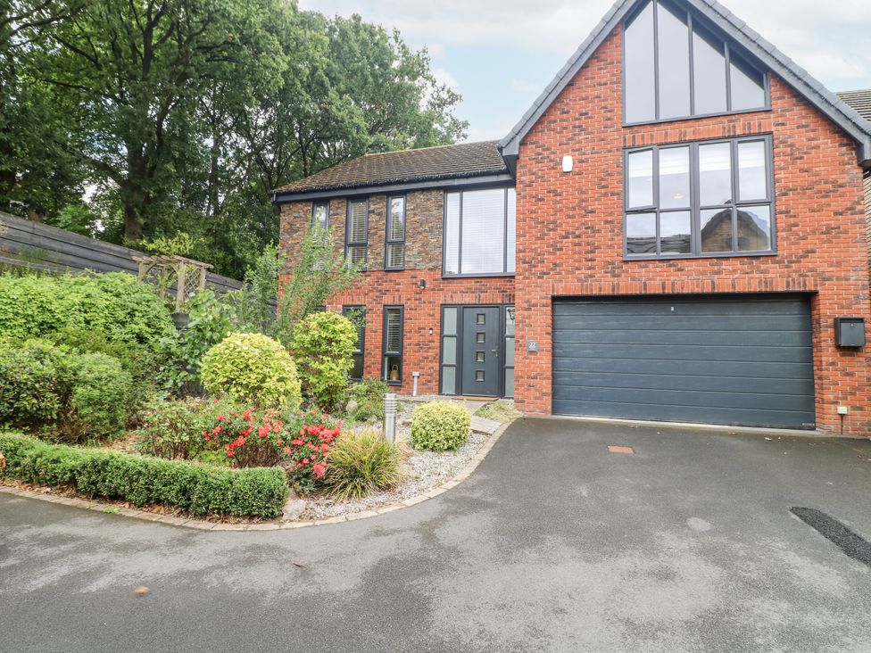 A house with a garage and garden at Rockcliffe Grange in Mansfield