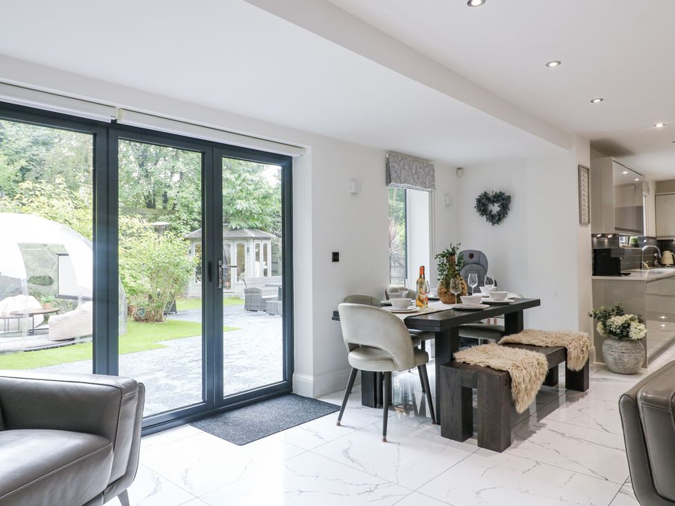 A dining room with a table and chairs at Rockcliffe Grange in Mansfield
