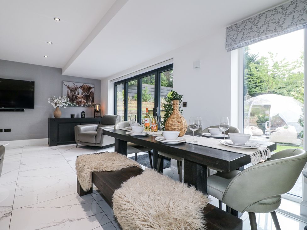 A dining room with a table set for dinner at Rockcliffe Grange in Mansfield