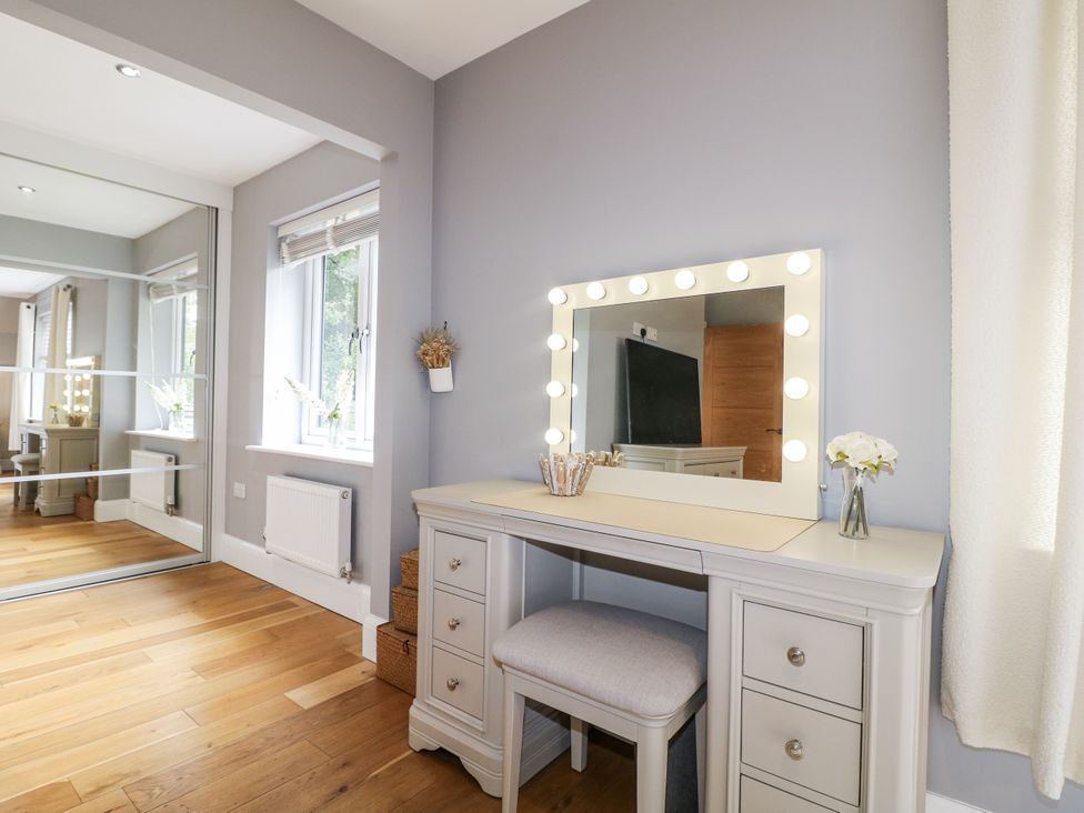 A dressing room with a vanity table and mirror at Rockcliffe Grange in Mansfield