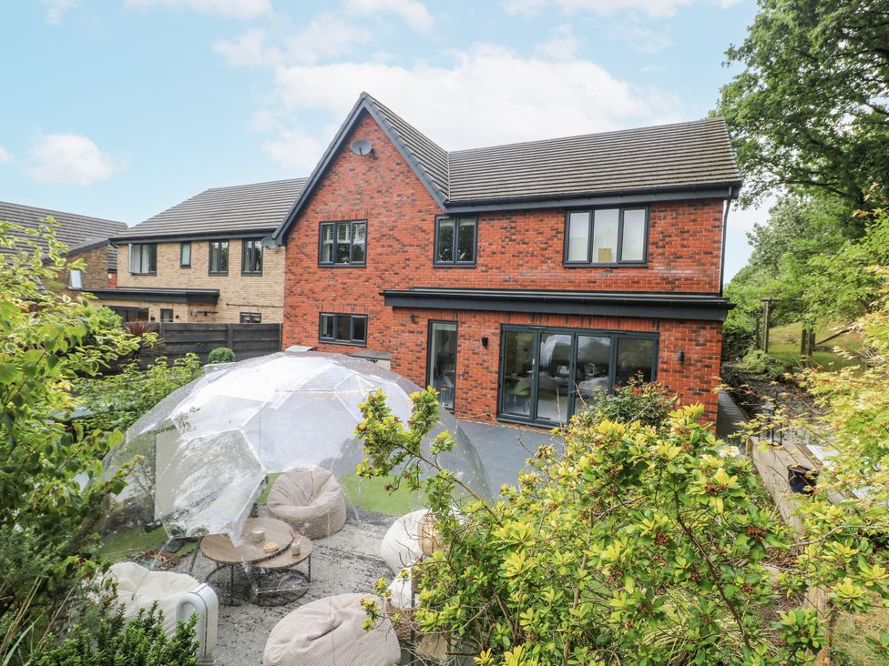 A house with a garden and seating area at Rockcliffe Grange in Mansfield