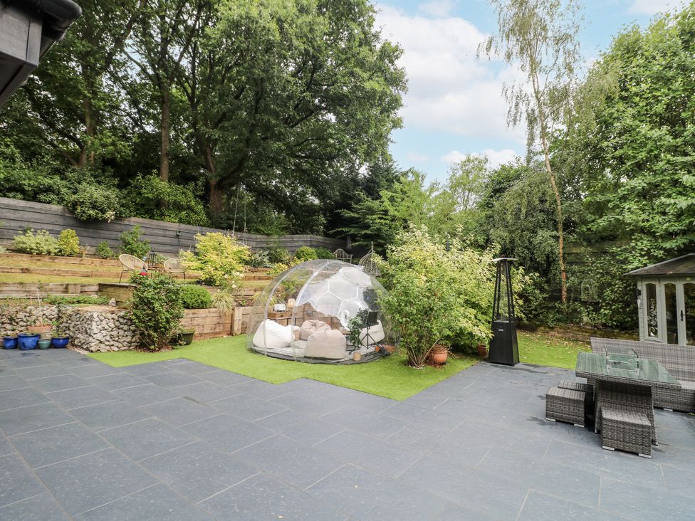 A garden with a decorative dome and outdoor seating at Rockcliffe Grange in Mansfield
