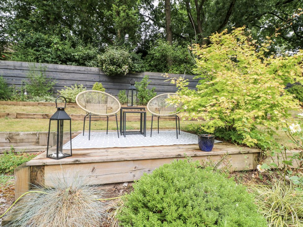A garden with chairs and a table at Rockcliffe Grange in Mansfield