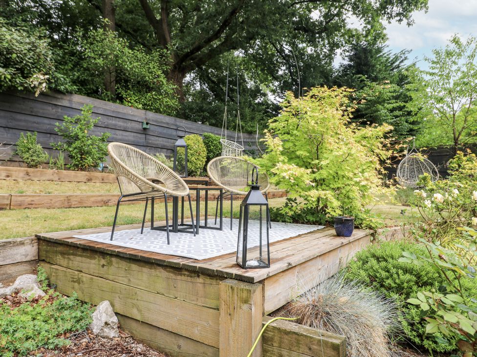 A garden area with chairs and a table at Rockcliffe Grange in Mansfield