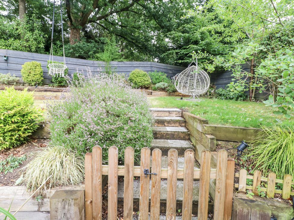 A garden with steps and seating at Rockcliffe Grange in Mansfield