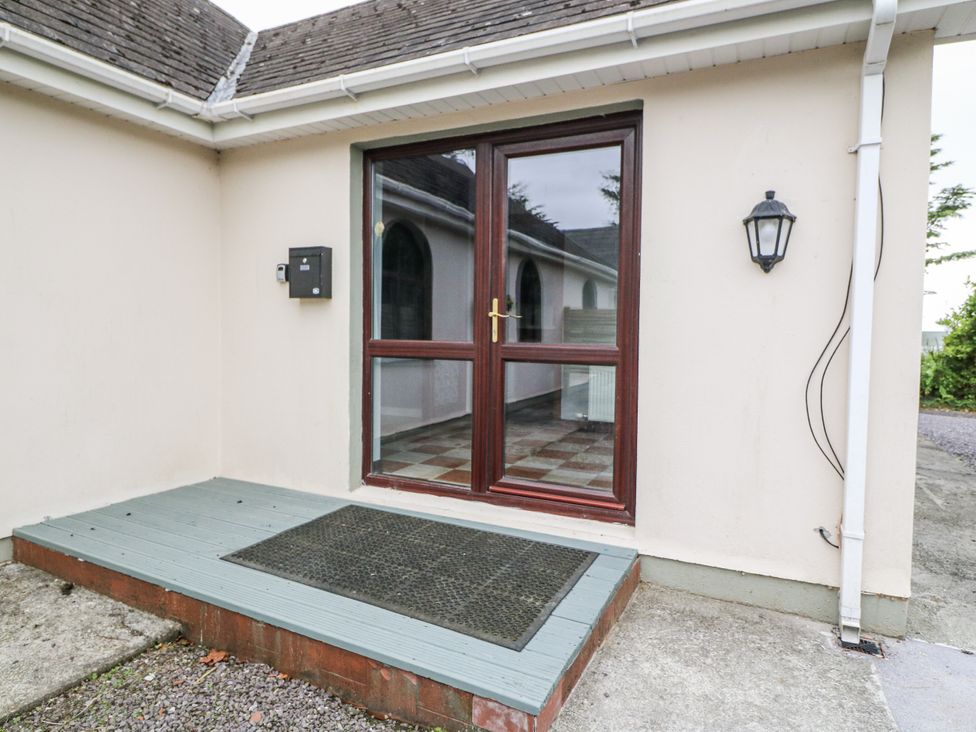 An entrance area with a front door and mailbox at Lilly's Bungalow in Clonakilty, County Cork