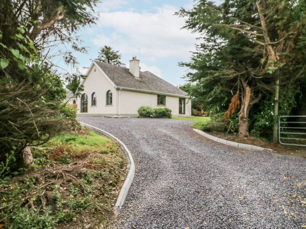A house and driveway surrounded by trees at Lilly's Bungalow in Clonakilty, County Cork