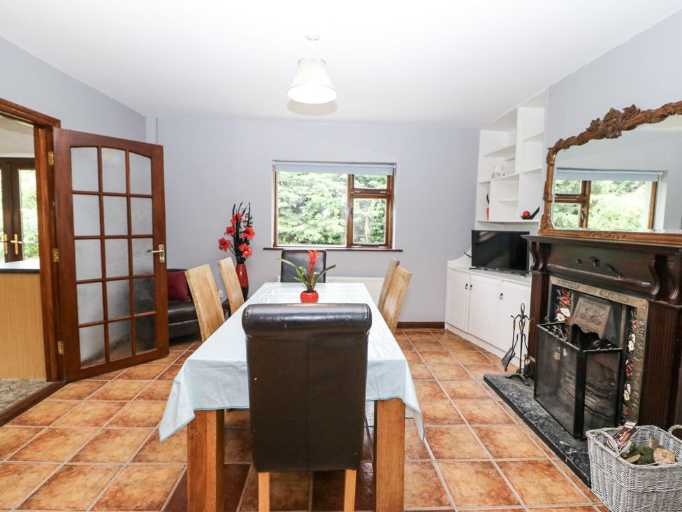 A dining room with a table and chairs at Lilly's Bungalow in Clonakilty, County Cork
