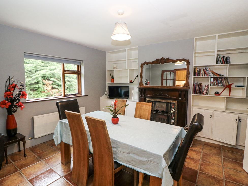 A dining room with a table and chairs at Lilly's Bungalow in Clonakilty, County Cork
