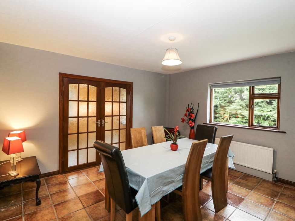 A dining room with a table and chairs at Lilly's Bungalow Clonakilty County Cork