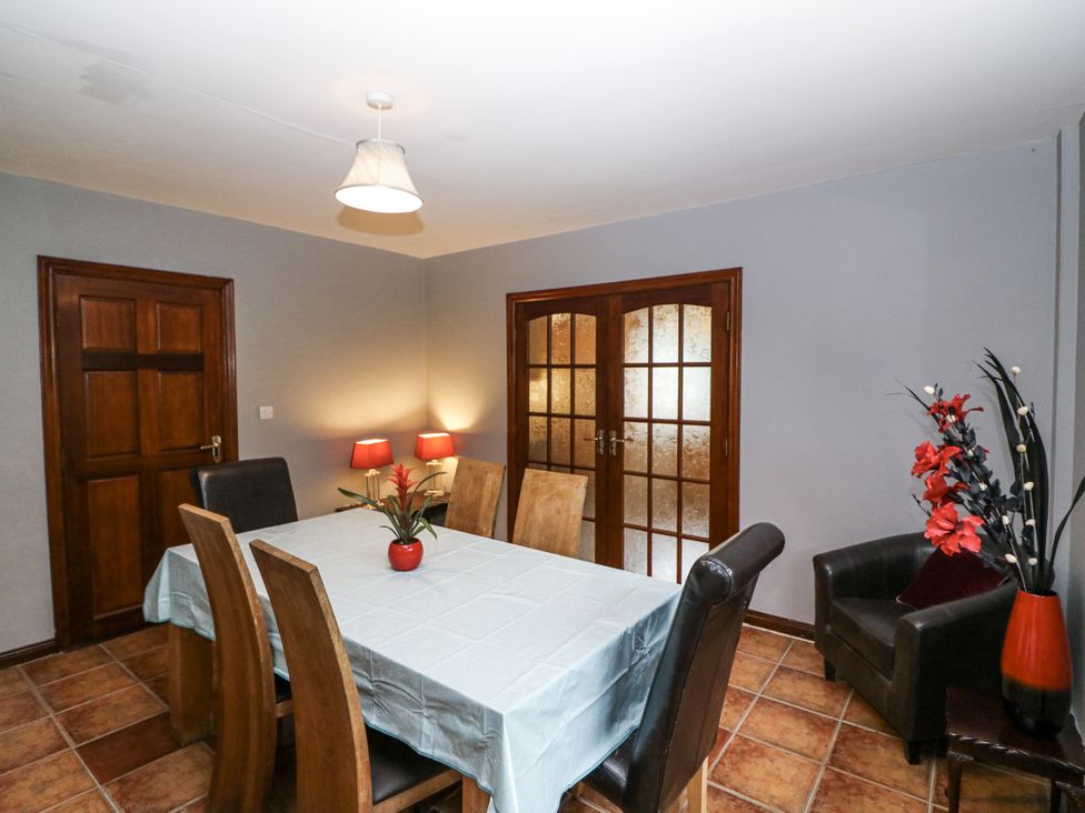 A dining room with a table and chairs at Lilly's Bungalow in Clonakilty, County Cork