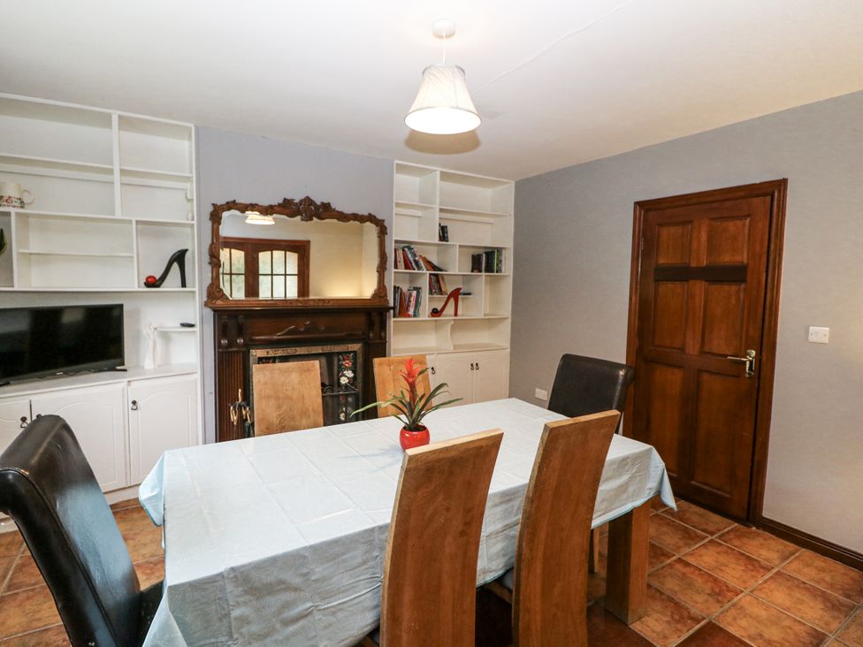 A dining room with a table and chairs at Lilly's Bungalow in Clonakilty County Cork