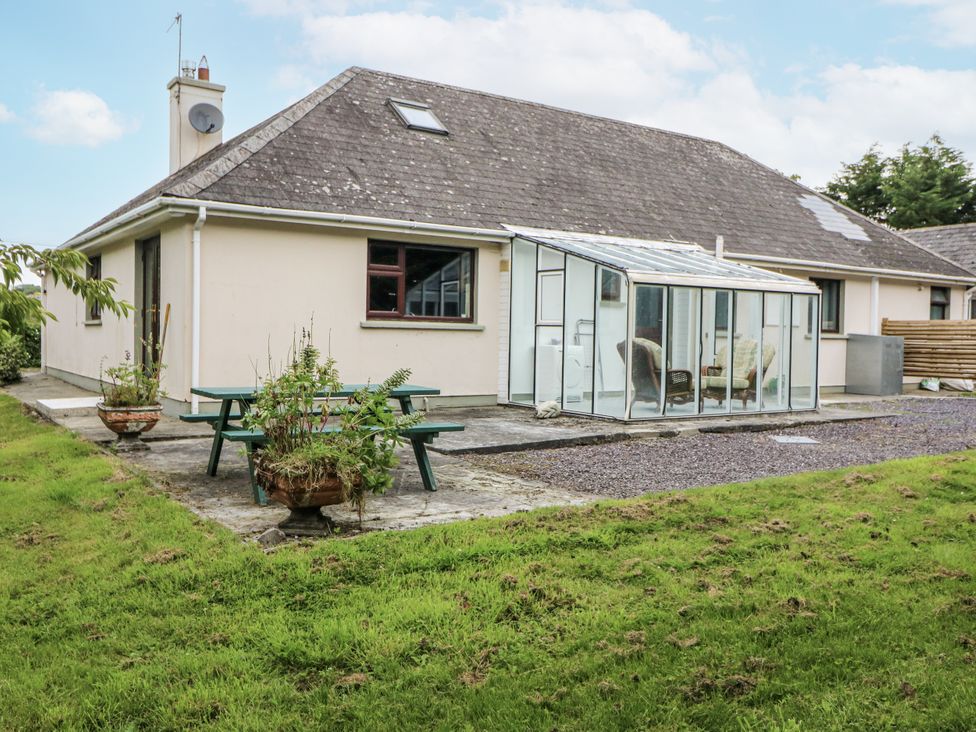 A bungalow with a garden and a glasshouse at Lilly's Bungalow, Clonakilty, County Cork
