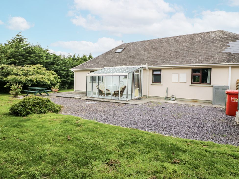 An outdoor area with a bungalow and conservatory at Lilly's Bungalow, Clonakilty, County Cork